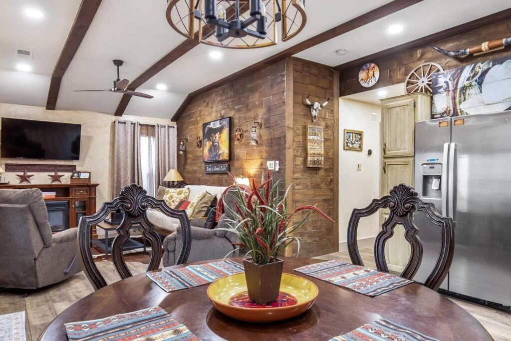 Stockyards 5 Mins!-new!-sleeps 8. Cowboy