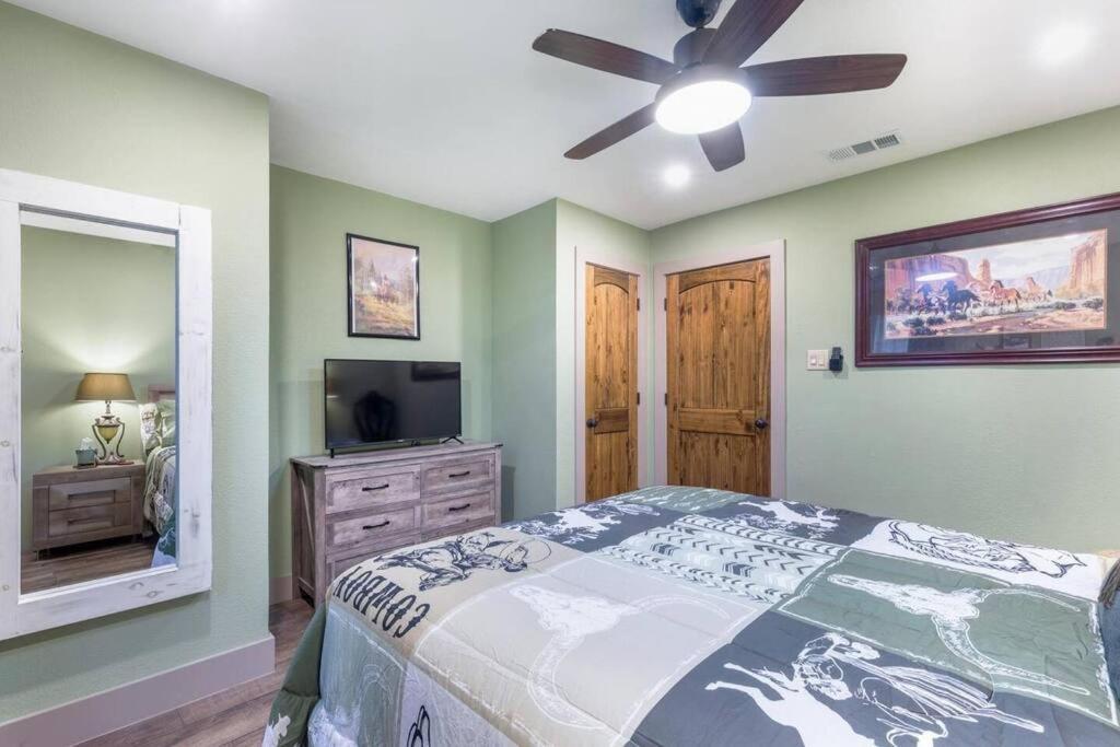 Stockyards 5 Mins!-new!-sleeps 8. Cowboy Holiday home *