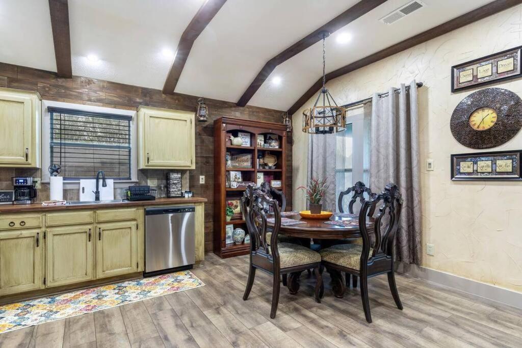 Stockyards 5 Mins!-new!-sleeps 8. Cowboy Fort Worth
