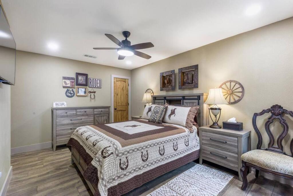 Stockyards 5 Mins!-new!-sleeps 8. Cowboy Fort Worth