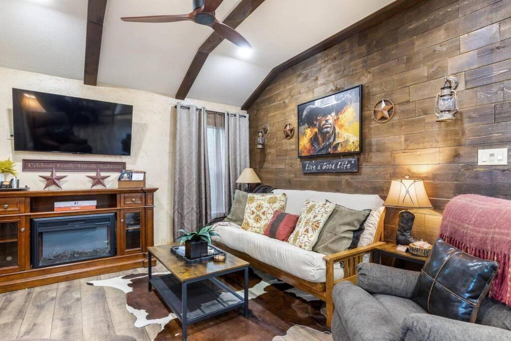 Stockyards 5 Mins!-new!-sleeps 8. Cowboy Holiday home *