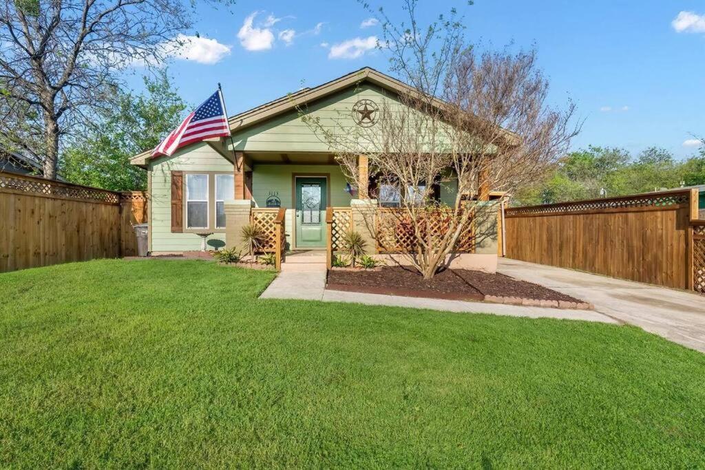 Stockyards 5 Mins!-new!-sleeps 8. Cowboy Holiday home *