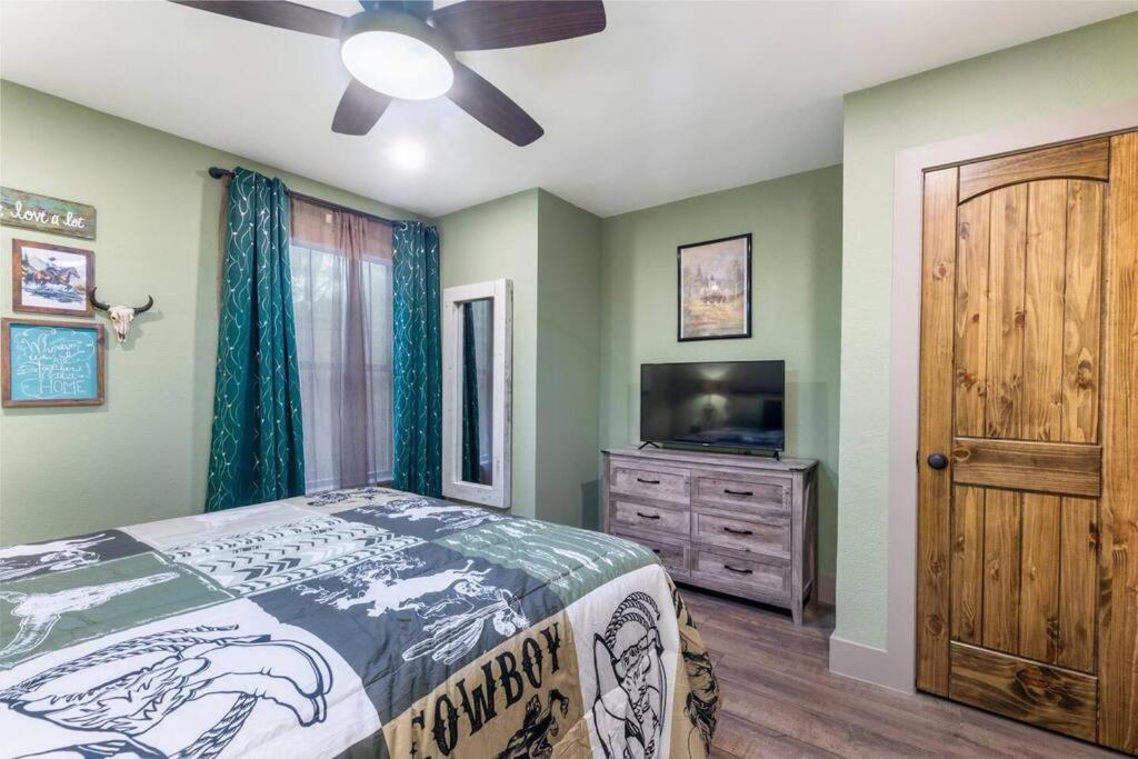 Stockyards 5 Mins!-new!-sleeps 8. Cowboy Holiday home *