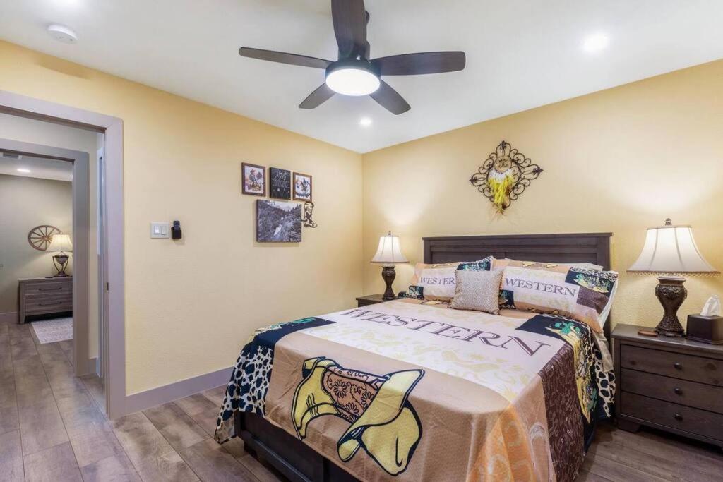 Stockyards 5 Mins!-new!-sleeps 8. Cowboy Holiday home