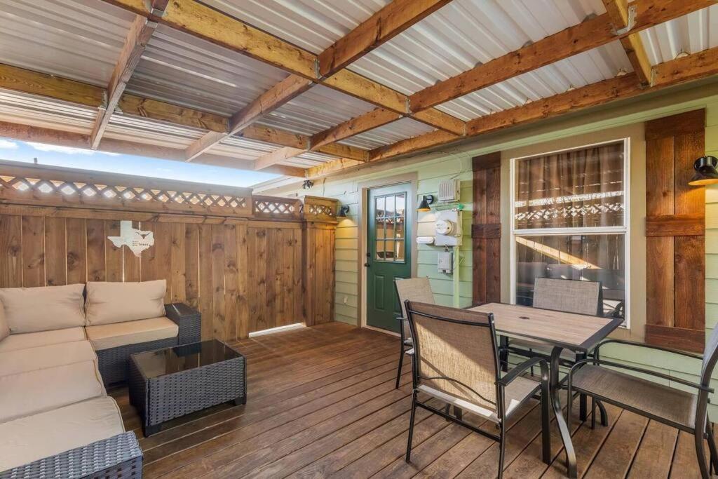 Stockyards 5 Mins!-new!-sleeps 8. Cowboy Holiday home