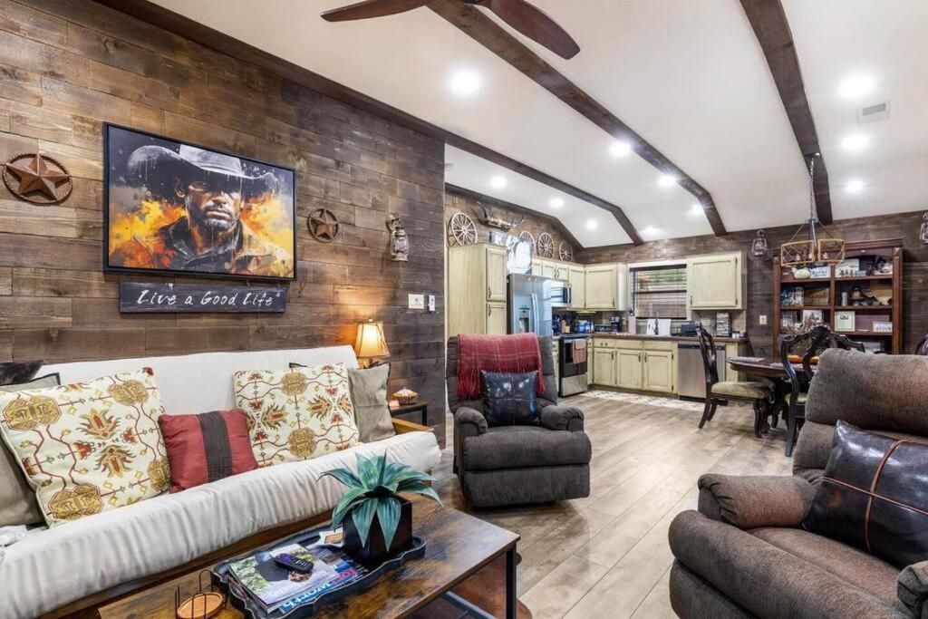 Stockyards 5 Mins!-new!-sleeps 8. Cowboy Holiday home