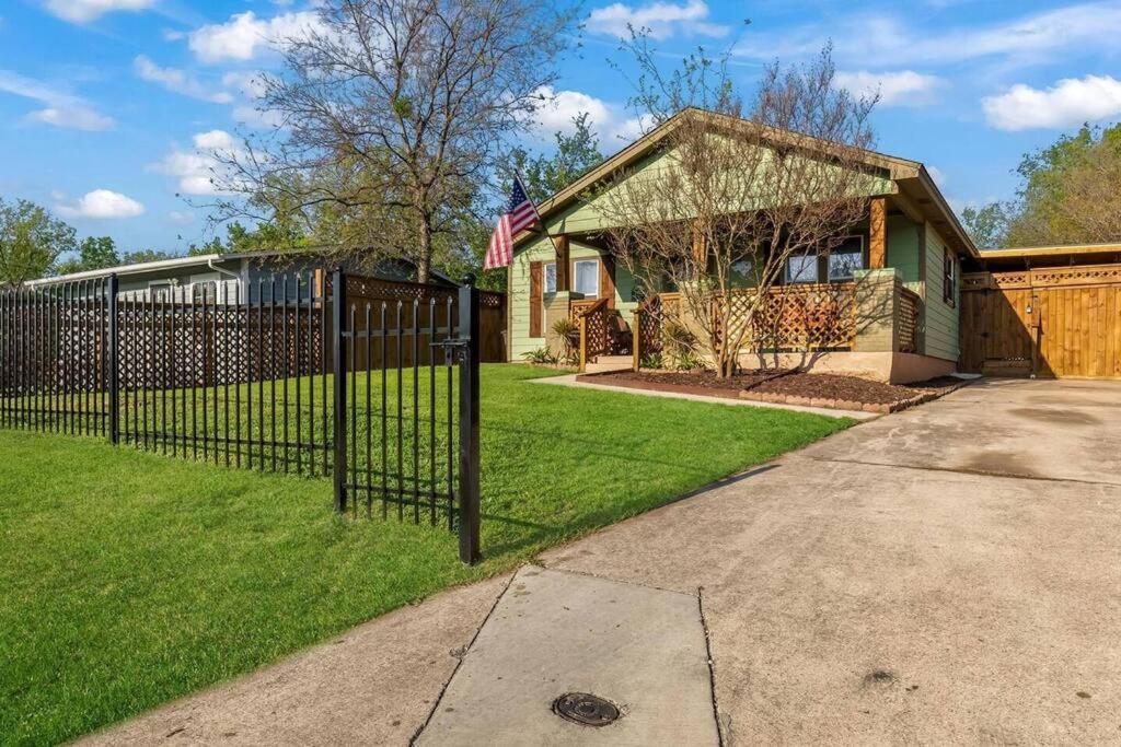 Stockyards 5 Mins!-new!-sleeps 8. Cowboy Holiday home