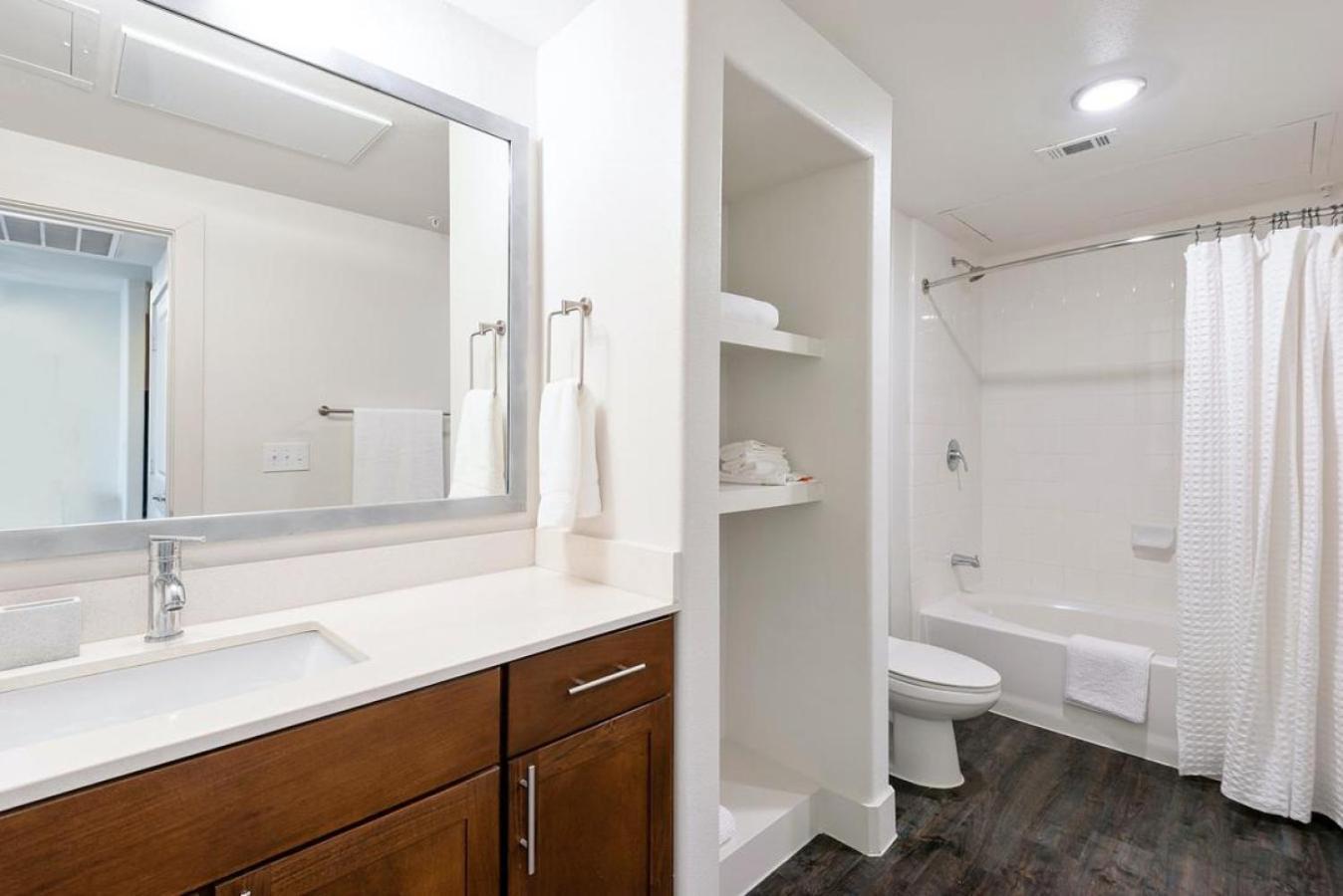 Apartment Landing At Axis Waterfront - 1 Bedroom In Downtown Benbrook Fort Worth