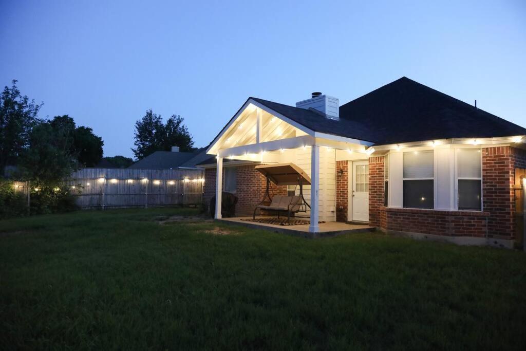 Tx Getaway Ps5-xbox, Gameroom, Bbq, Attractions Holiday home Fort Worth