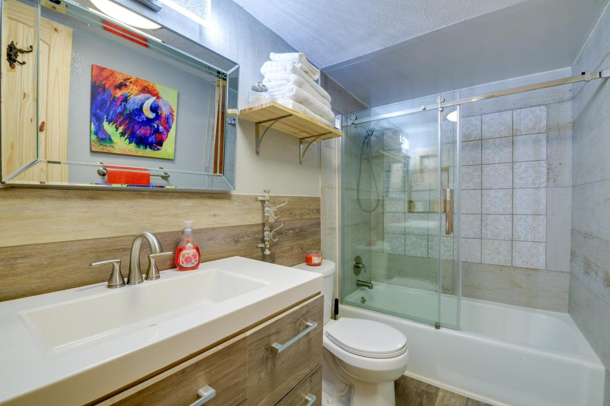 Vibrant About 7 Mi To Worth Stockyards! Apartment *