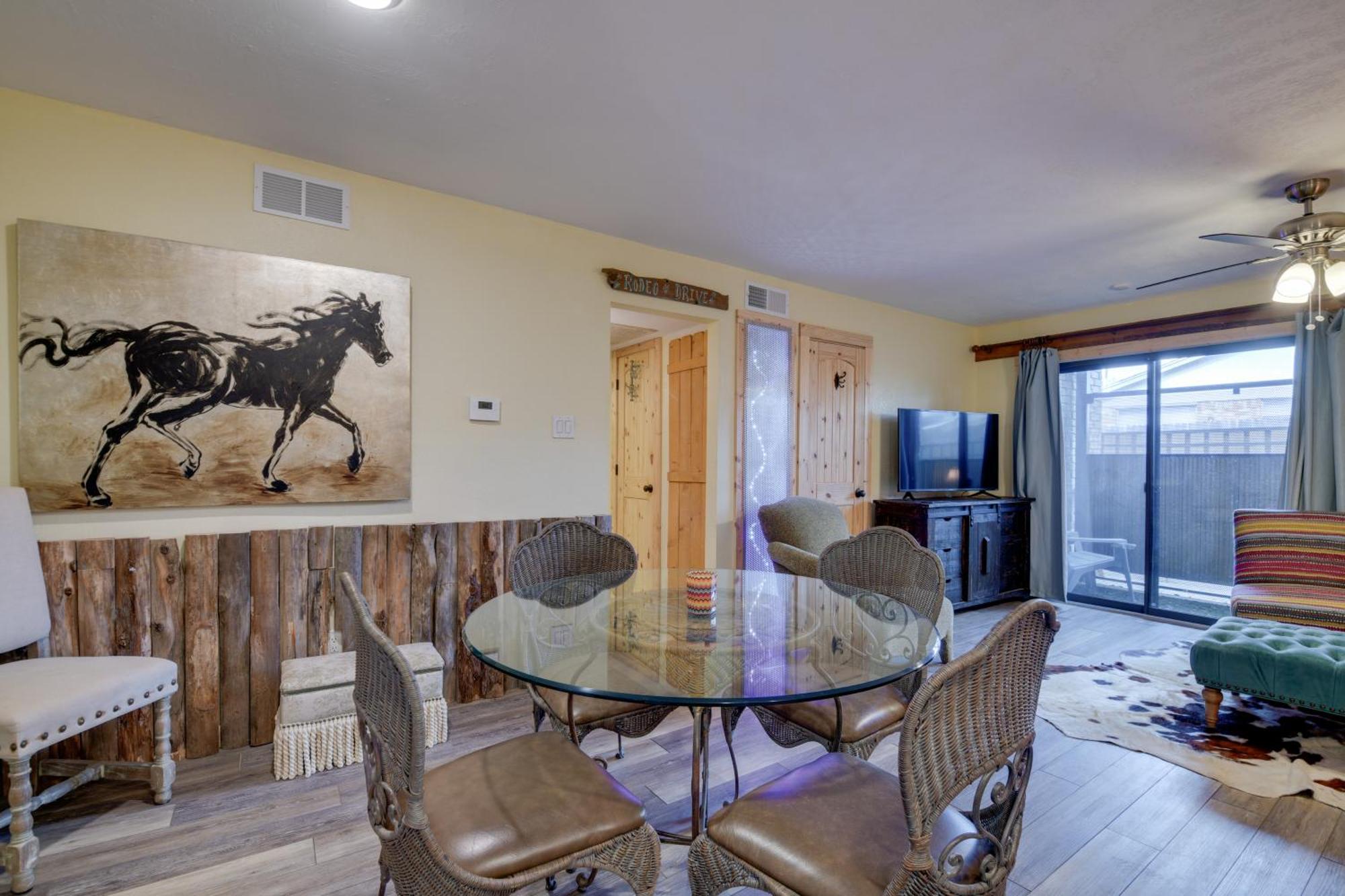 Apartment Vibrant About 7 Mi To Worth Stockyards! Fort Worth