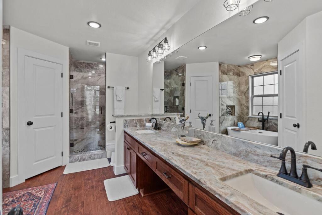 Holiday home Dfw 4 Bedroom , New Construction