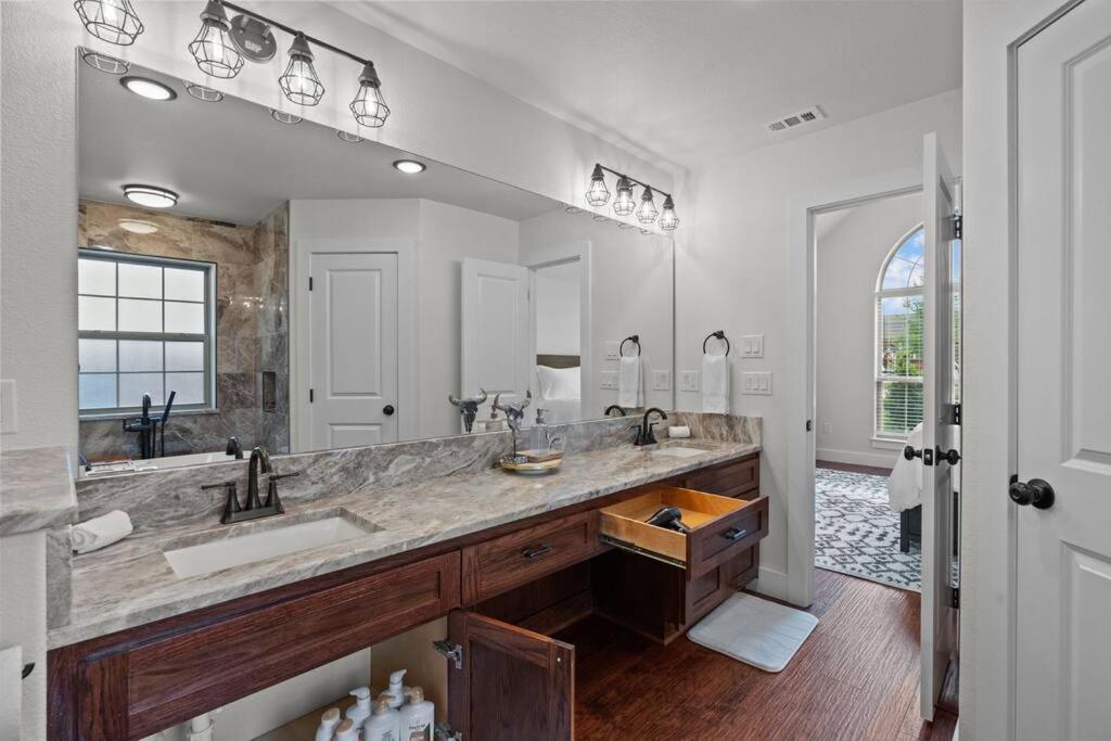 Dfw 4 Bedroom , New Construction *