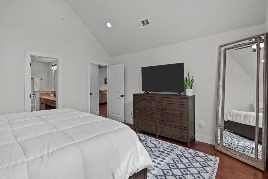 Dfw 4 Bedroom , New Construction Holiday home *