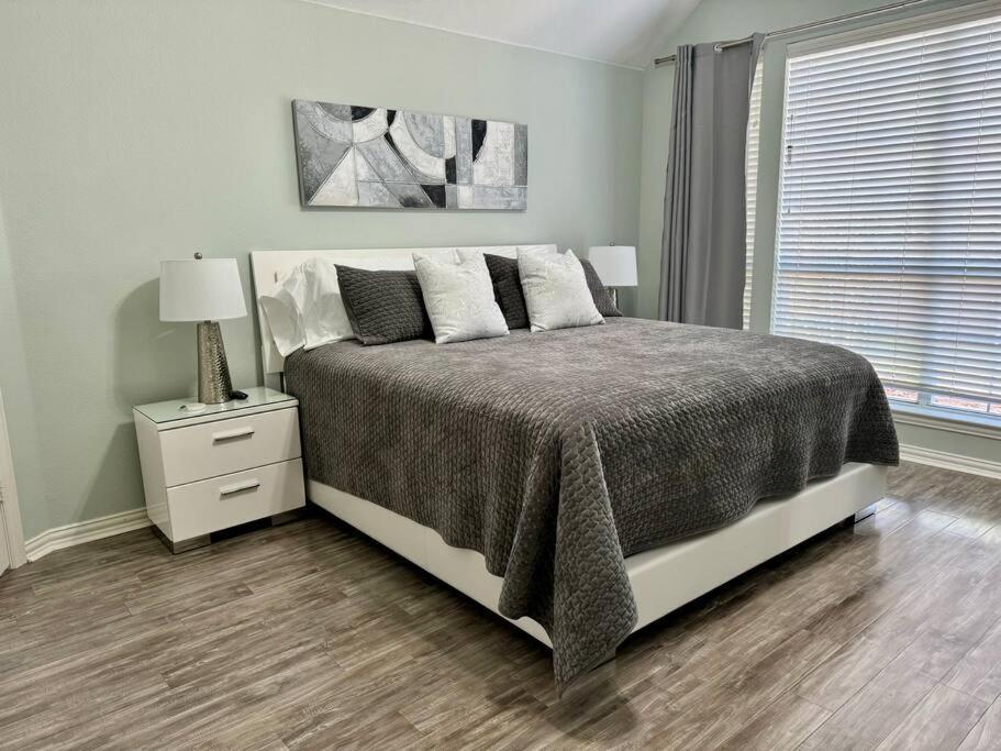 Luxury Worth Area 3bed2bath Workspace Holiday home