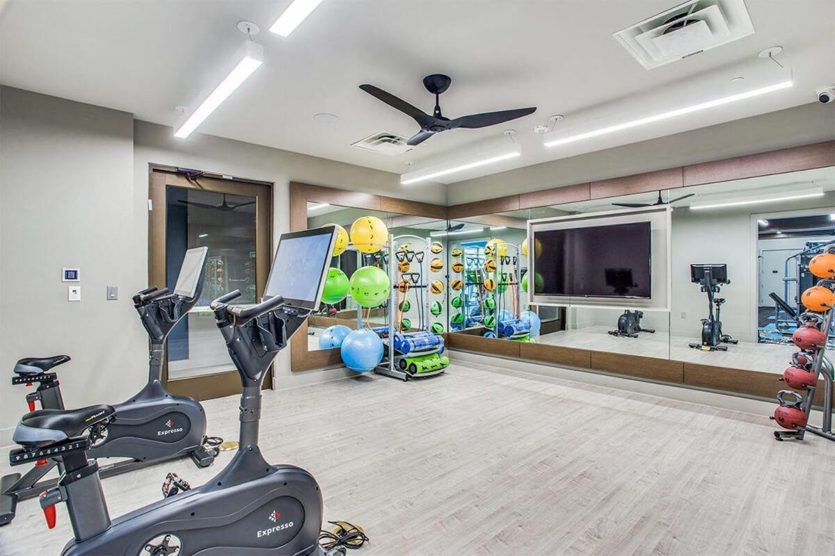 Apartment Cityscape Luxury Living Downtown Worth Condo, Pool, Gym, Parking, Bbq