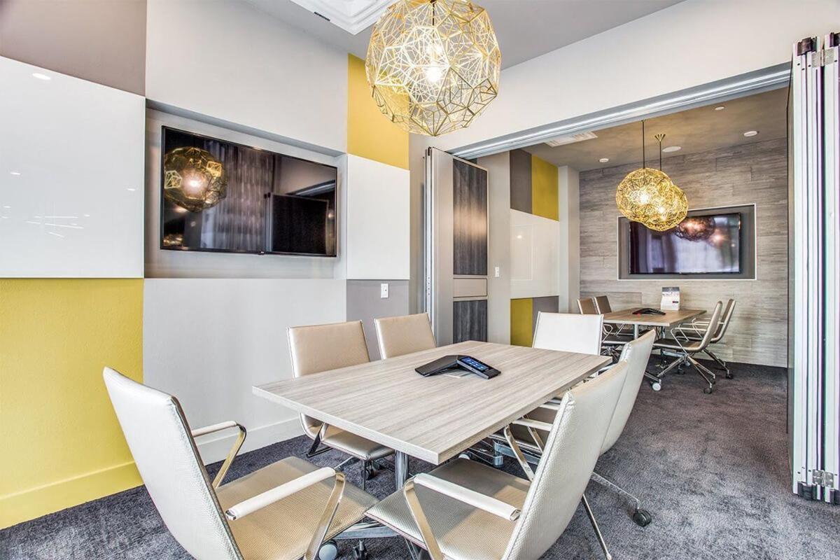 Cityscape Luxury Living Downtown Worth Condo, Pool, Gym, Parking, Bbq *