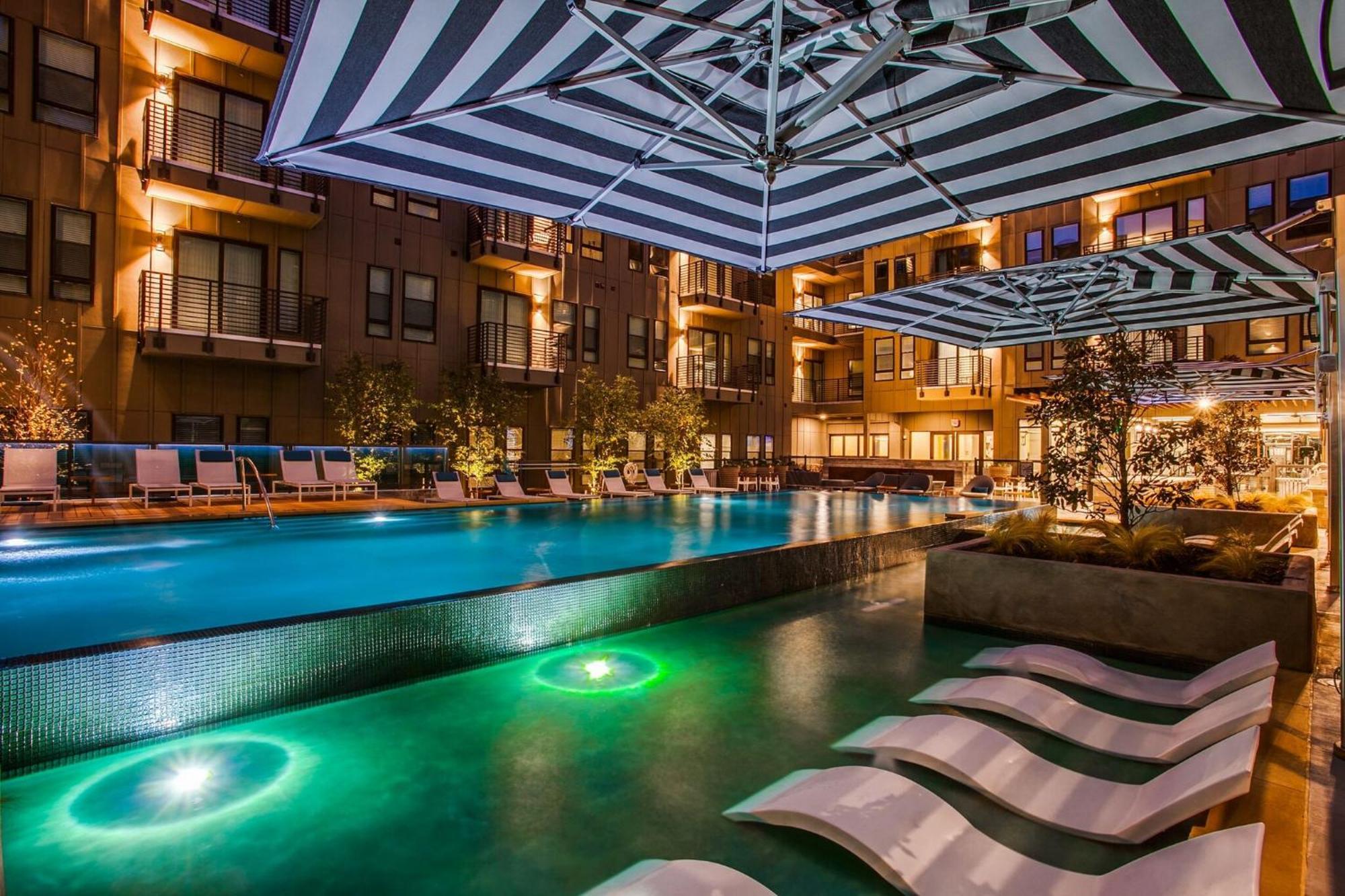 Downtown Worth Luxe Retreat, Pool, Gym, Parking Apartment