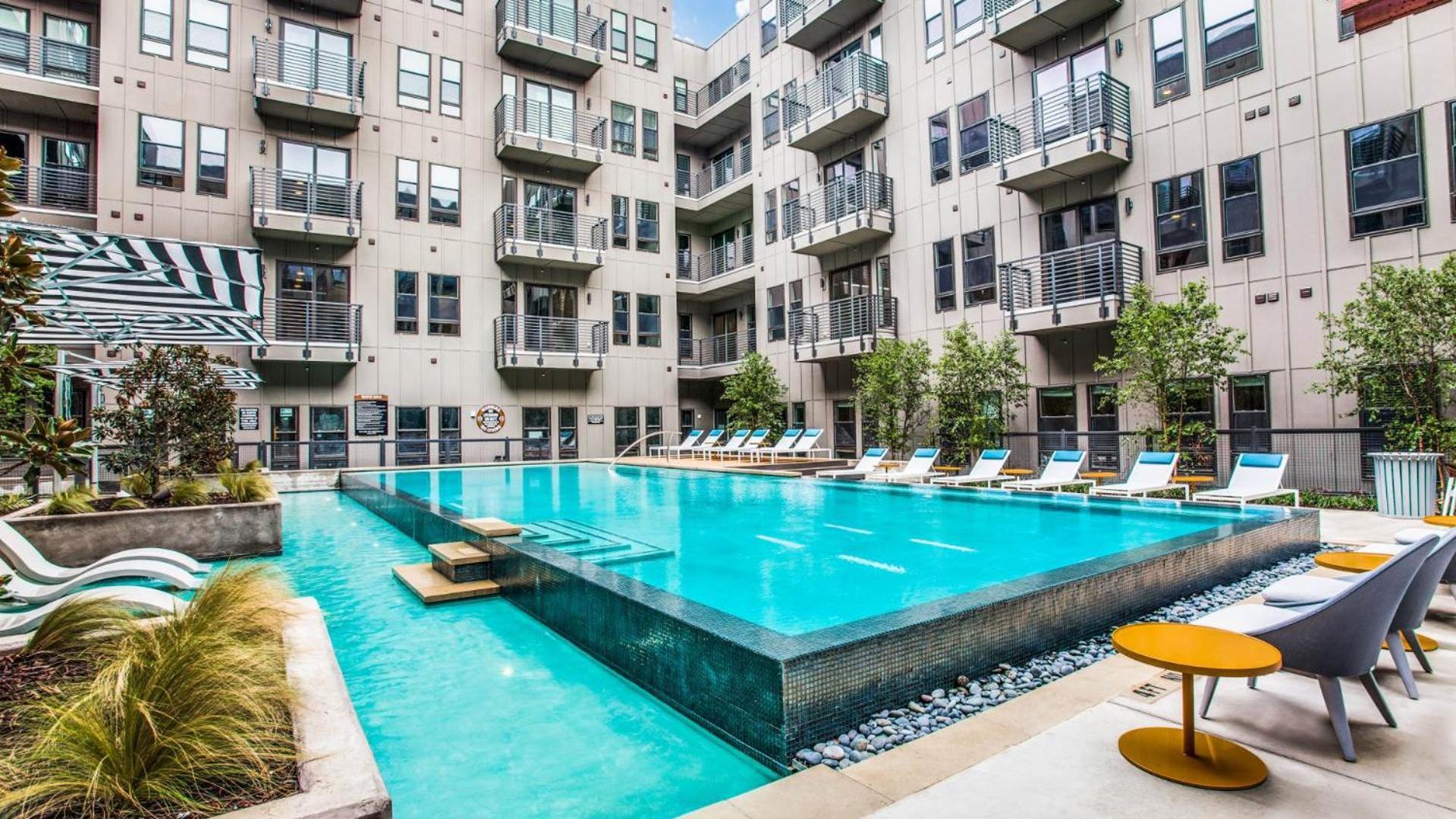 Downtown Worth Luxe Retreat, Pool, Gym, Parking