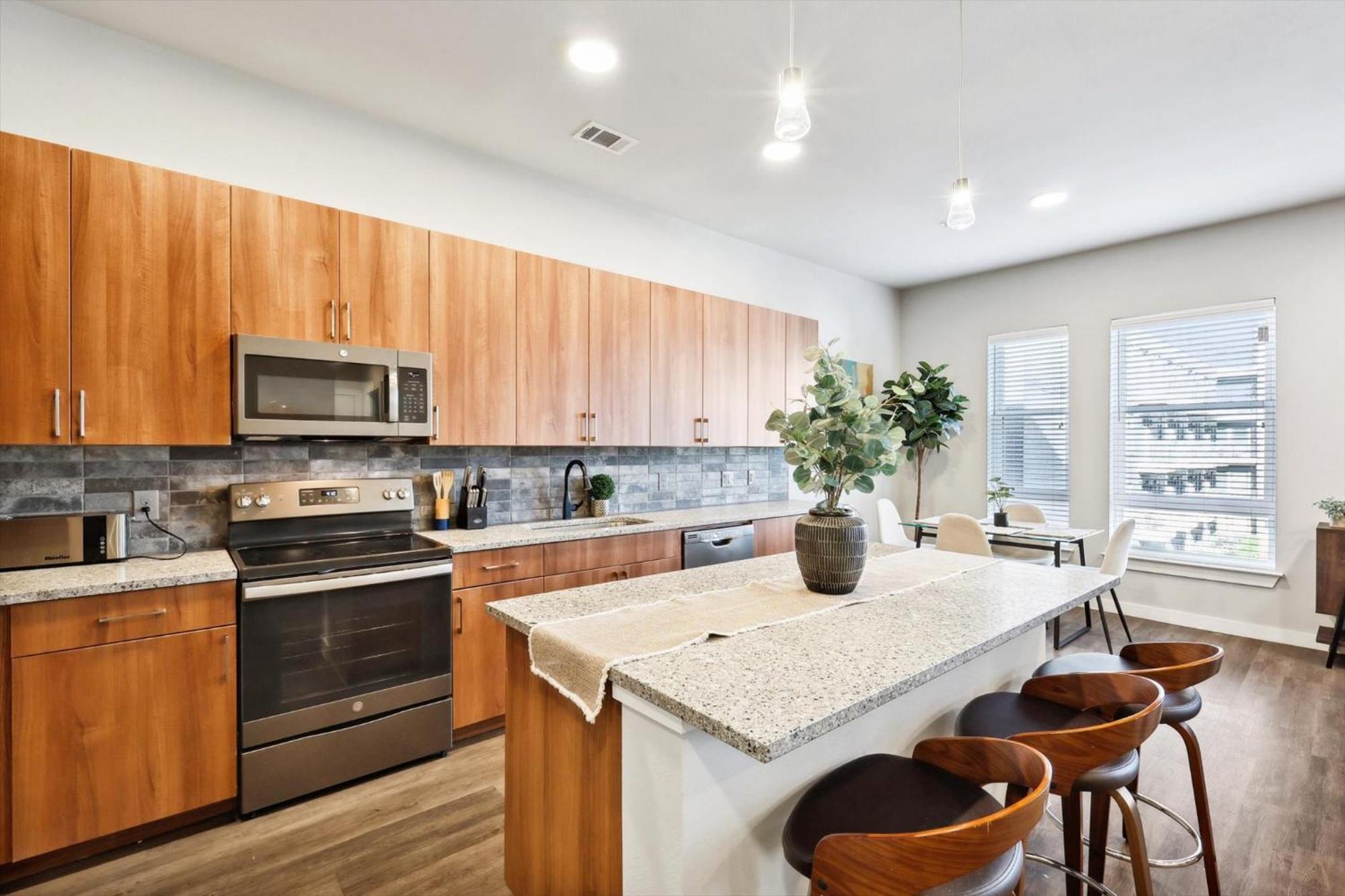 Downtown Worth Luxe Retreat, Pool, Gym, Parking