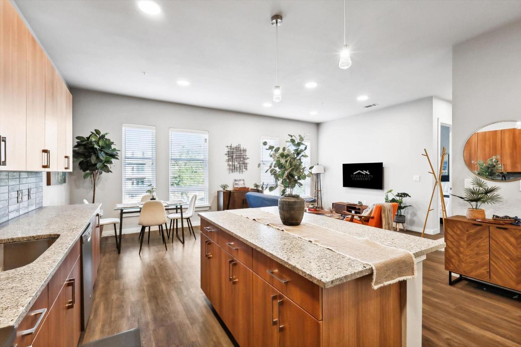 Downtown Worth Luxe Retreat, Pool, Gym, Parking Apartment *