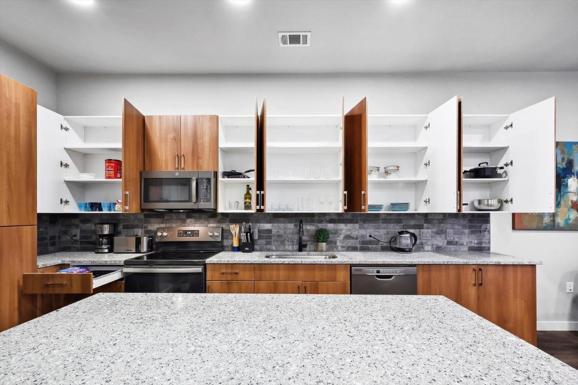 Downtown Worth Luxe Retreat, Pool, Gym, Parking *