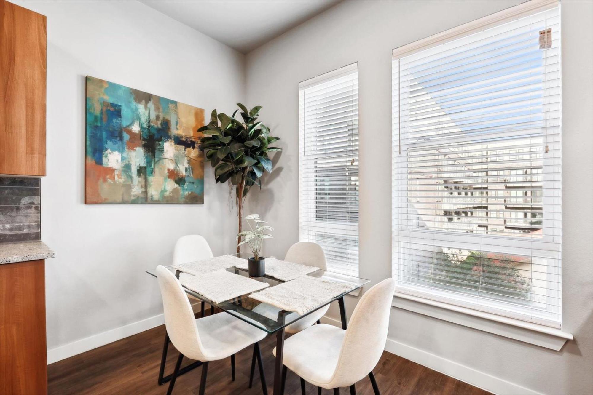 Downtown Worth Luxe Retreat, Pool, Gym, Parking Apartment