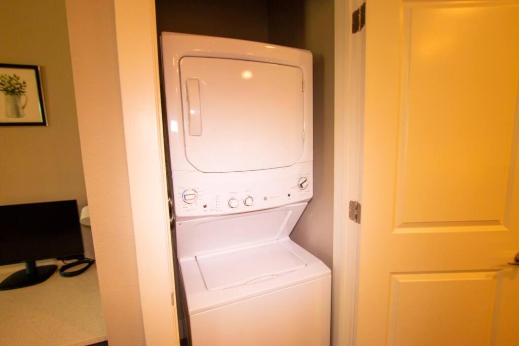 Cozy Comfort 1bd Attached Garage Desk Pool Gym