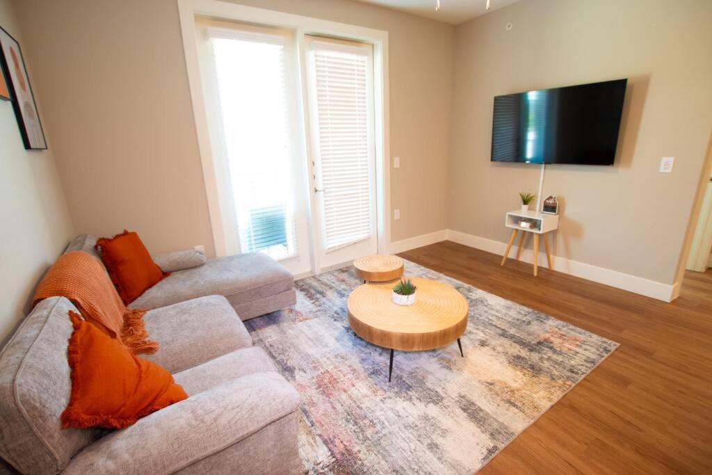 Apartment Cozy Comfort 1bd Attached Garage Desk Pool Gym *
