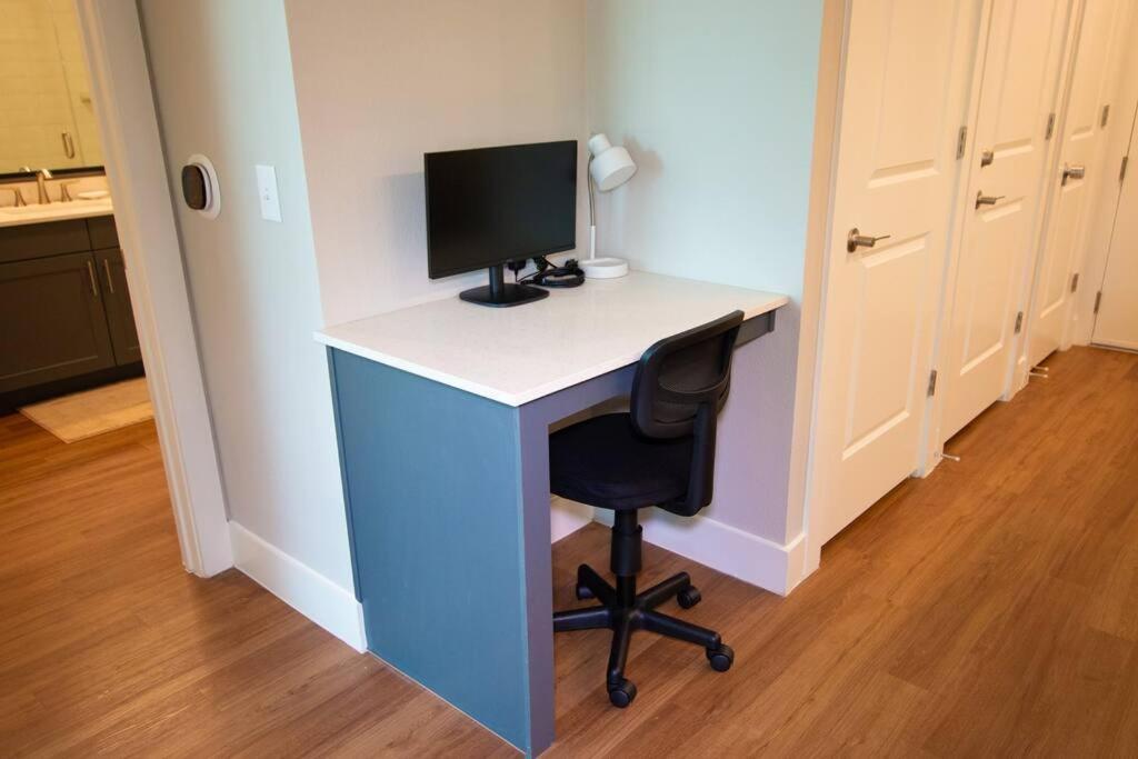 Cozy Comfort 1bd Attached Garage Desk Pool Gym Apartment Fort Worth