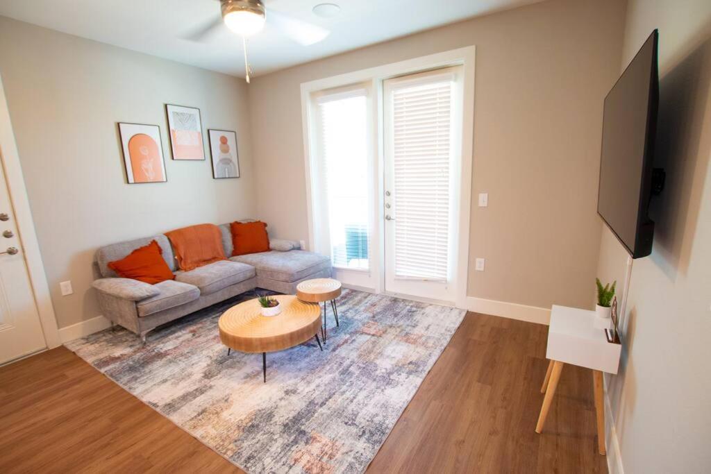 Cozy Comfort 1bd Attached Garage Desk Pool Gym * Fort Worth