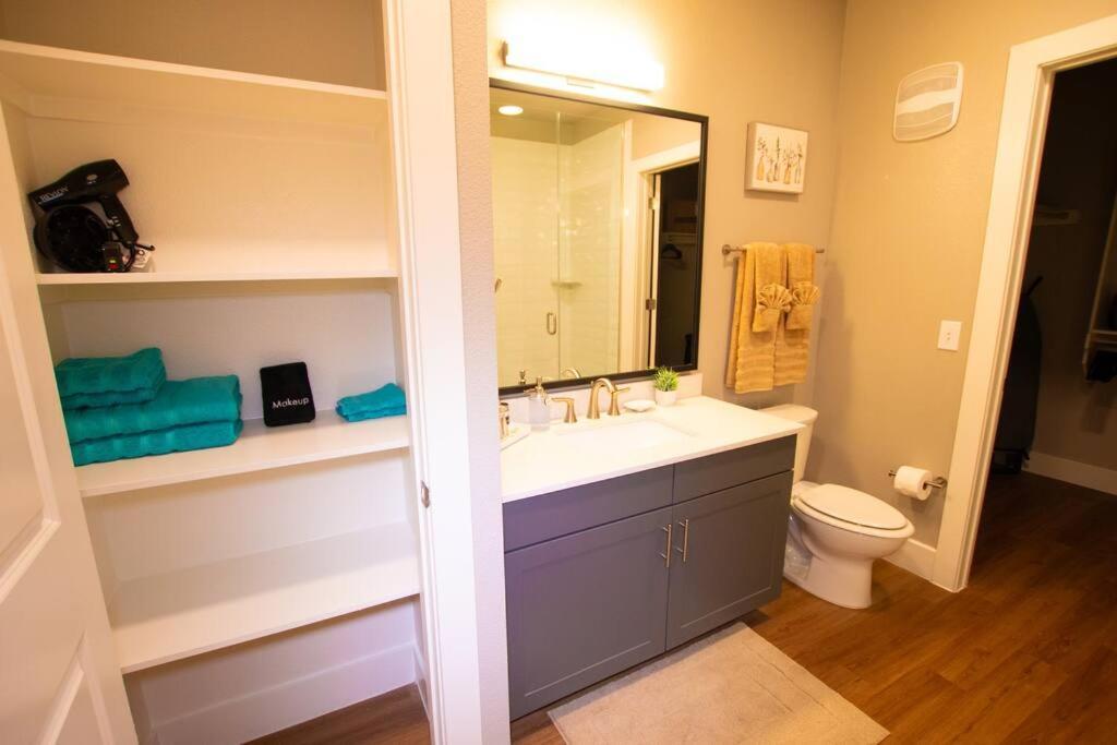 Cozy Comfort 1bd Attached Garage Desk Pool Gym Apartment