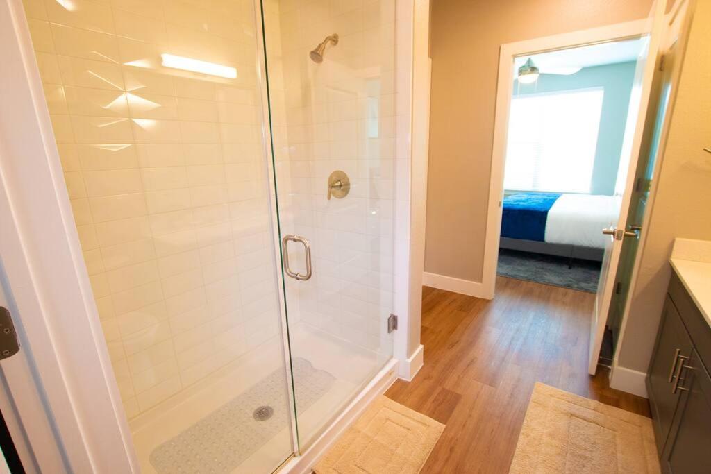 Apartment Cozy Comfort 1bd Attached Garage Desk Pool Gym *