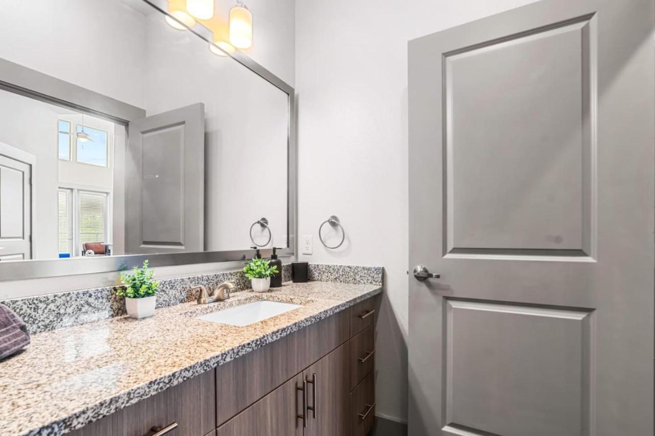 Elegant 2 Bd2 Ba Retreat Ideal For Comfort Style Apartment Fort Worth