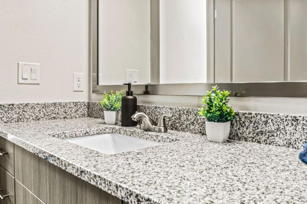 Elegant 2 Bd2 Ba Retreat Ideal For Comfort Style Apartment