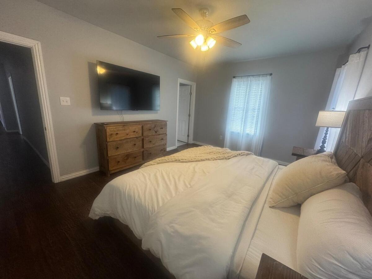 Walk To Everything! Sleeps 8! Holiday home Fort Worth