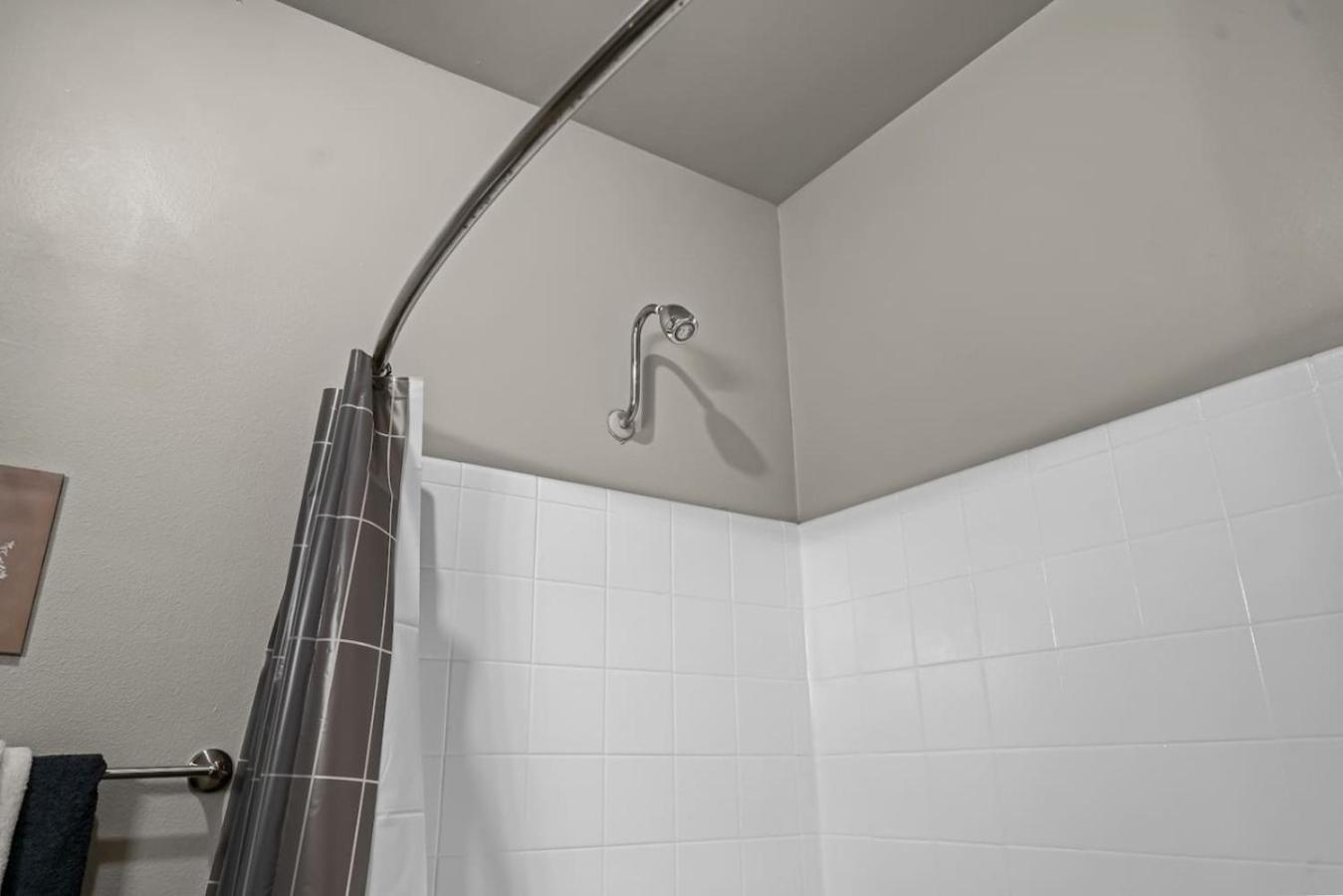 2br 2ba Pool Access *