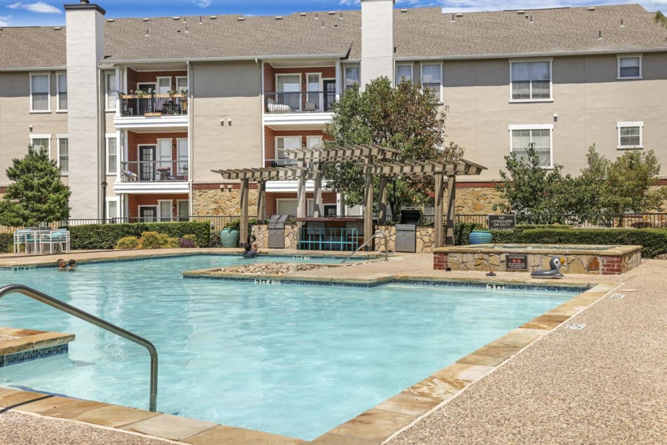 2br 2ba Pool Access *