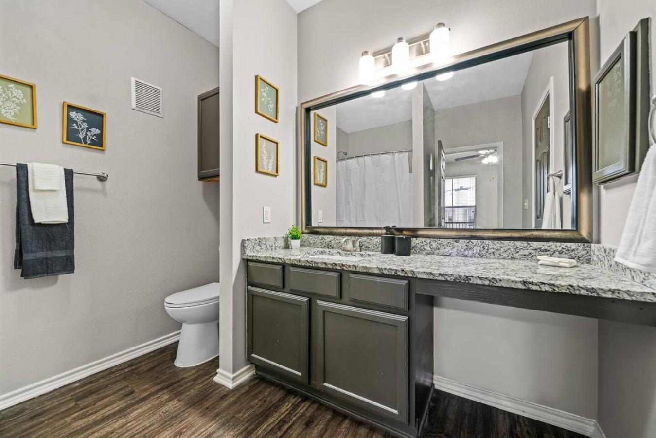 Lavish Retreat 2br, 2ba Pool * Fort Worth