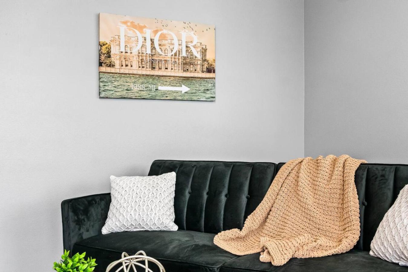 Contemporary Comfort 2br, 2ba Pool