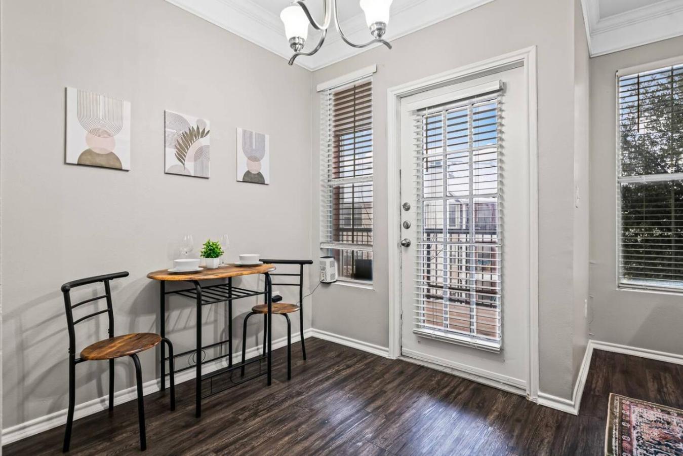 Lavish Retreat 2br, 2ba Pool Fort Worth