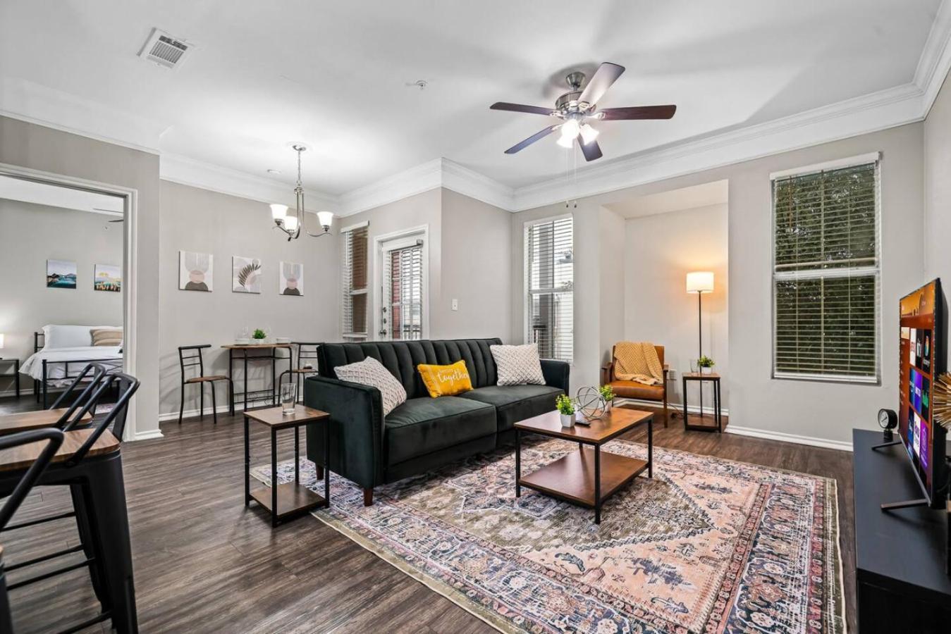 Lavish Retreat 2br, 2ba Pool