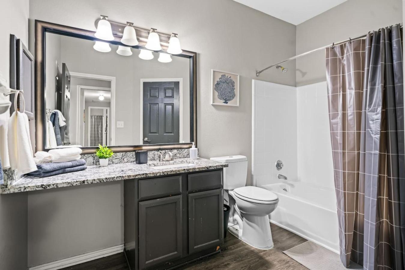 Modern Oasis 2 Bedrooms, 2 Baths Pool