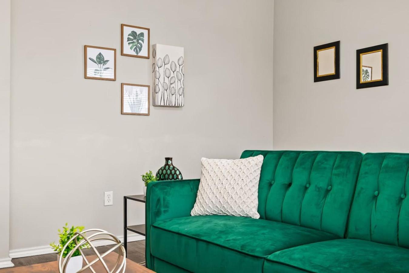 Modern Oasis 2 Bedrooms, 2 Baths Pool Apartment
