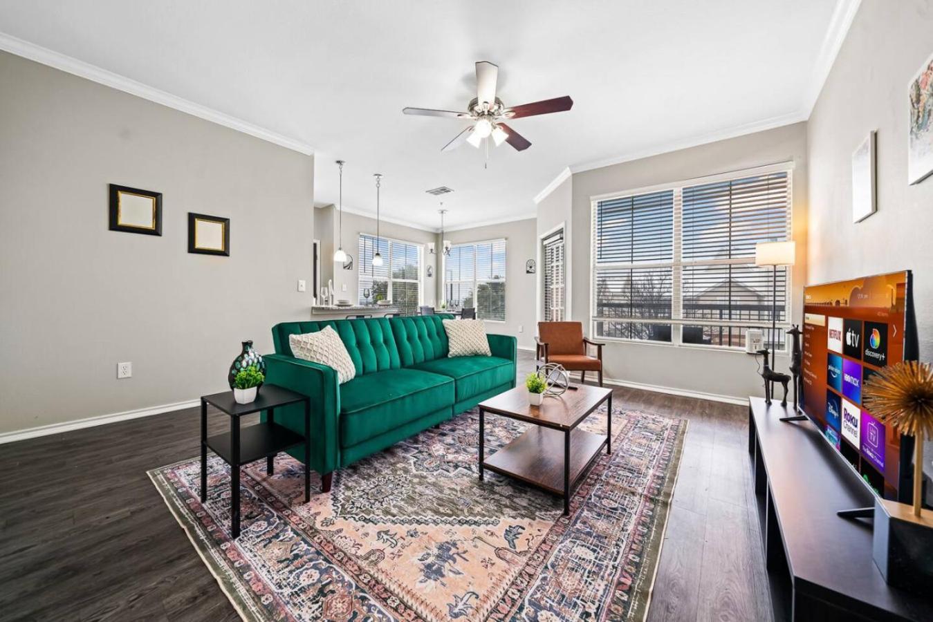 Modern Oasis 2 Bedrooms, 2 Baths Pool Apartment *
