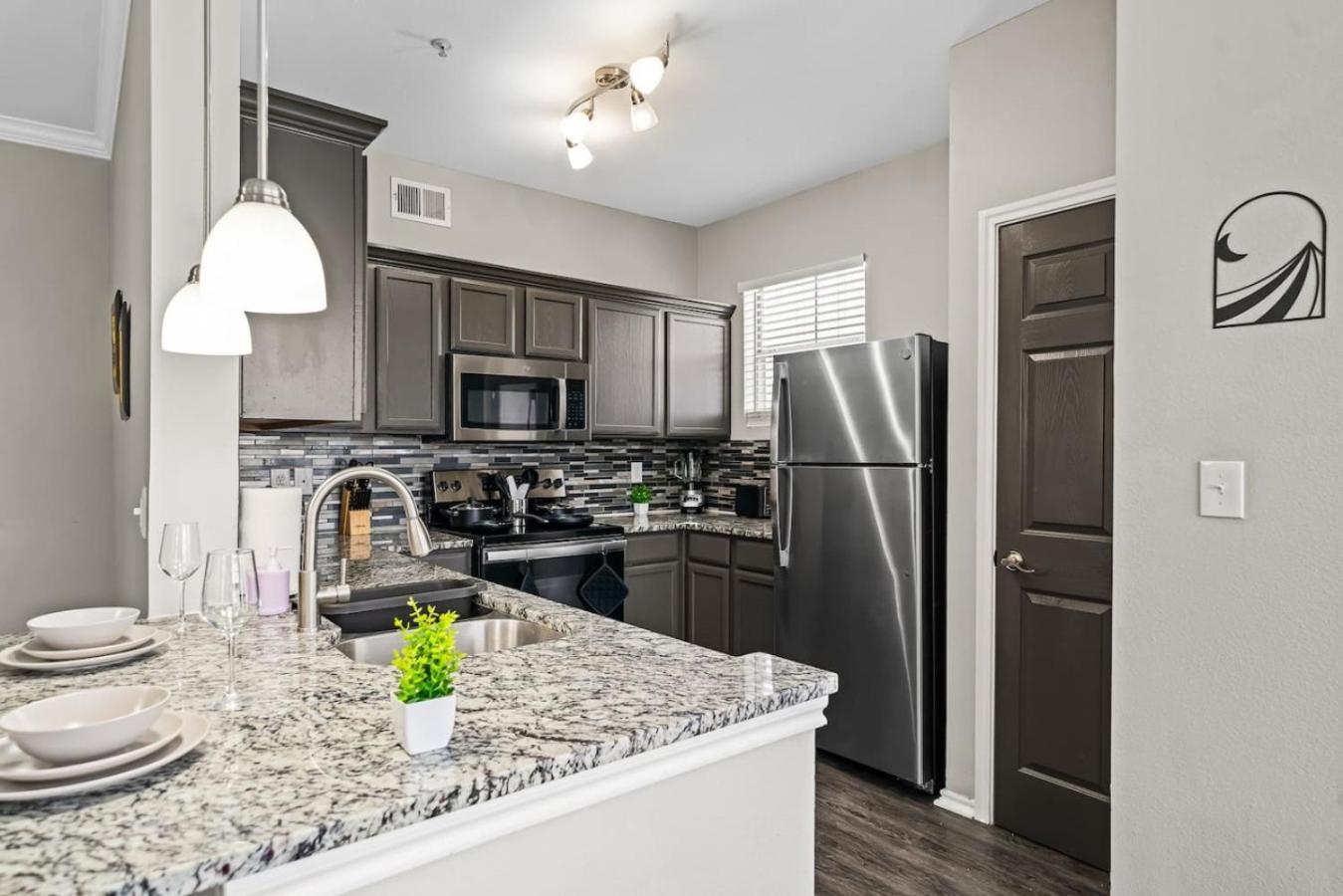 Apartment Modern Oasis 2 Bedrooms, 2 Baths Pool Fort Worth
