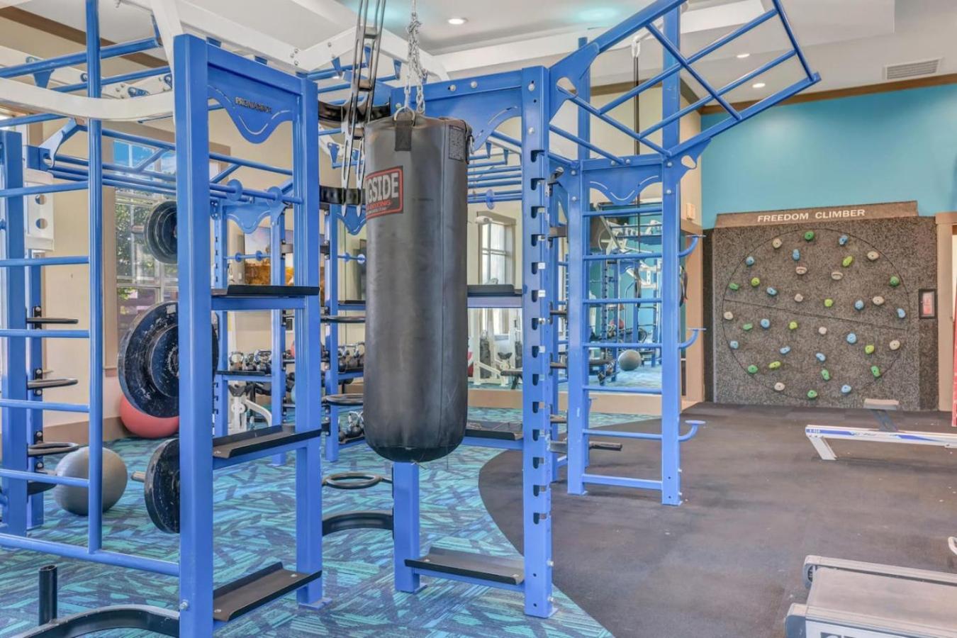 Upscale Living 2br, 2ba Pool Fort Worth