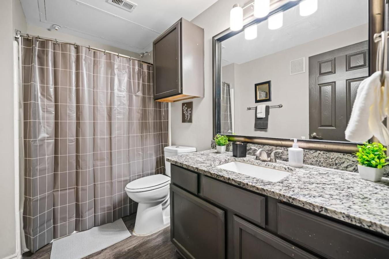 Modern Oasis 2 Bedrooms, 2 Baths Pool * Fort Worth