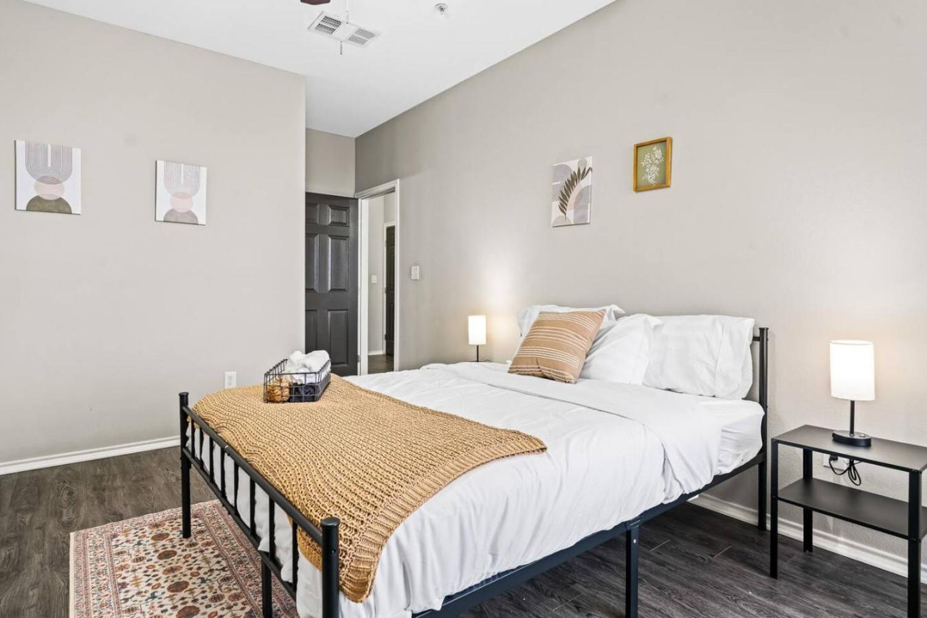 Modern Oasis 2 Bedrooms, 2 Baths Pool Fort Worth