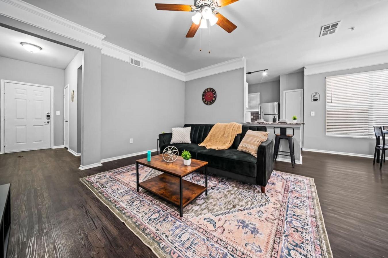 Upscale Living 2br, 2ba Pool Apartamento